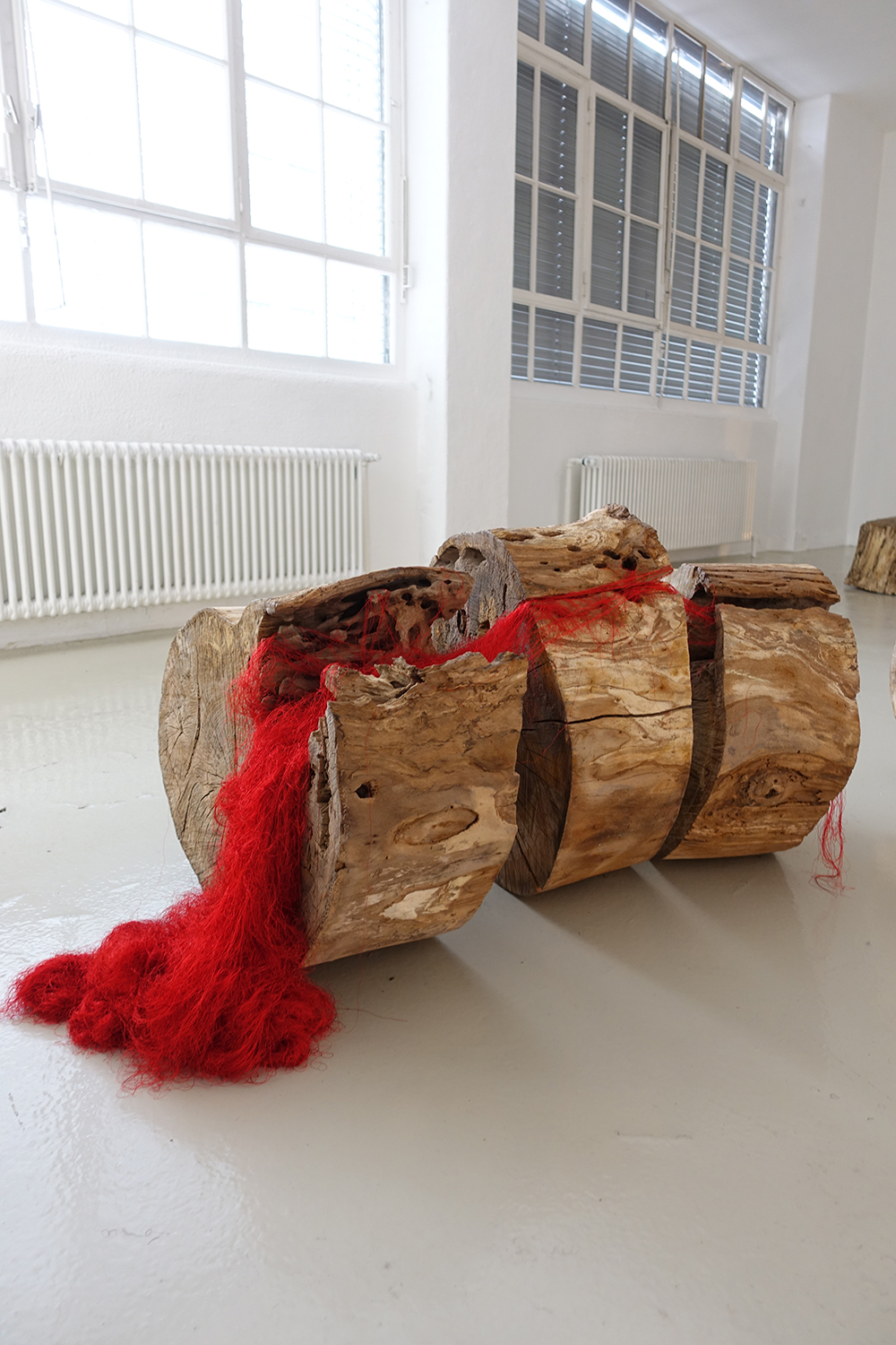 (h)Être - nest - 3 logs of (h)Être and red silk strings