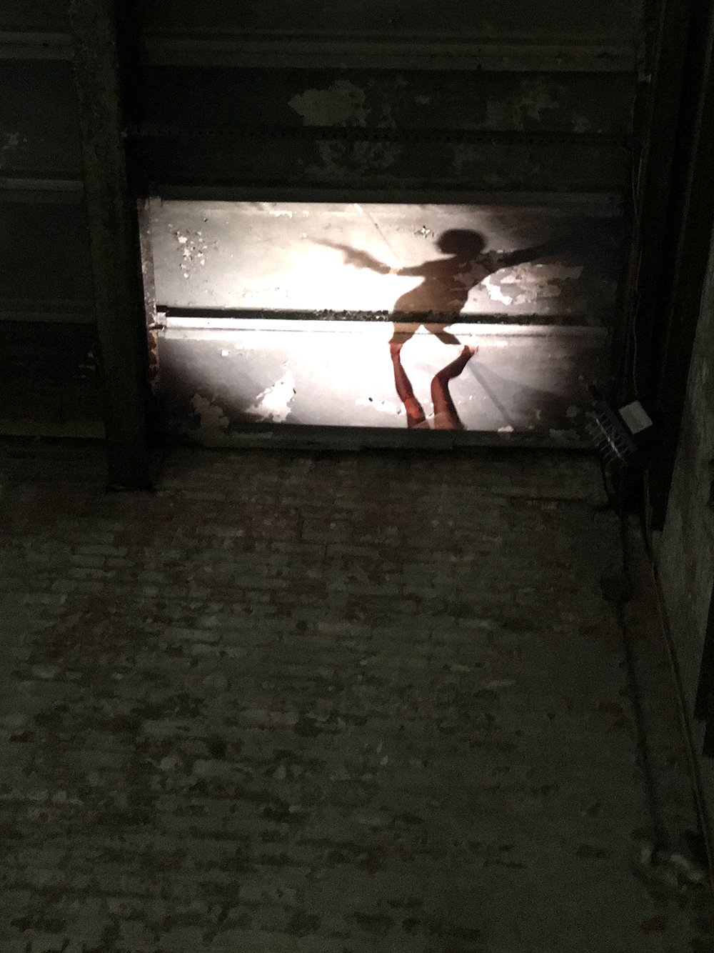 re)nommée 2 projection du futur sur le plafond de la Chimney NYC
