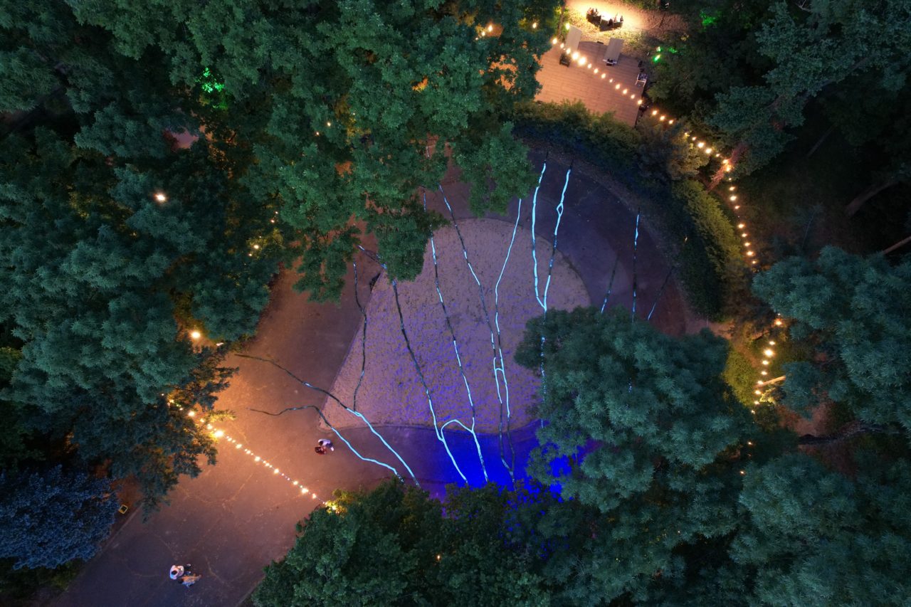 Vue aerienne des ombres miroirs le 22 mai 2022 21:28